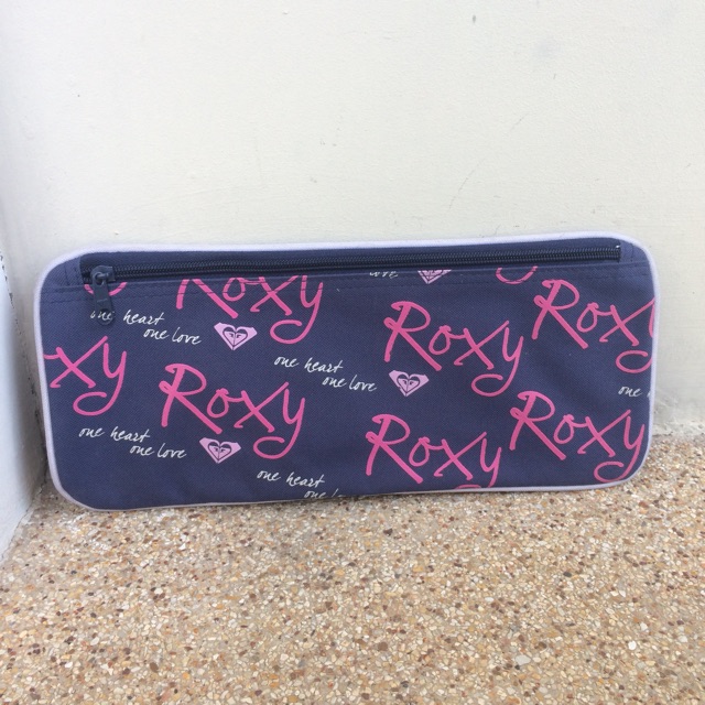 กระเป๋าดินสอ/ กระเป๋าเครื่องสำอางค์ Roxy bag