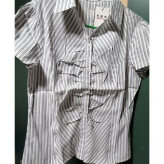 เสื้อเชิ้ตลายทางสีเทาติดเพชรที่หน้าอกผ้ายืดหยุ่นได้