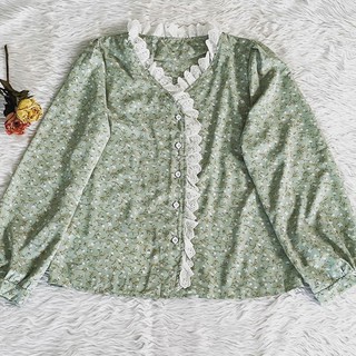 เสื้อแขนยาวลายดอกสีเขียวอ่อน