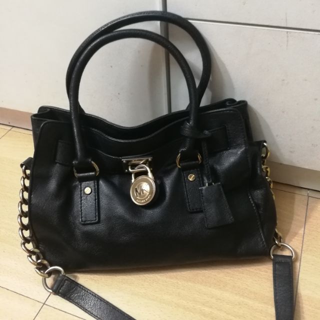 กระเป๋าสะพายเอ็มเค​ MK​ ของแท้​มือ2 สภาพดี​ ขอบมุมดี​ หูจับยาแนวเต็ม หนังนิ่มสีดำ อะไหล่ทอง9K ขนาด13