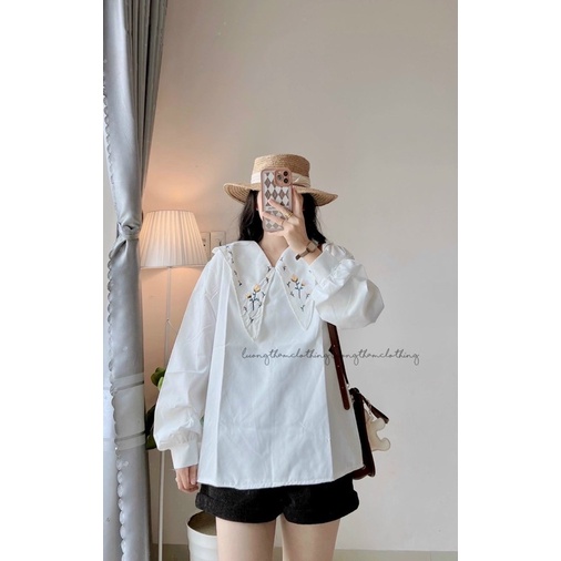 เสื้อเชิ้ต BBD สีขาวคอปีเตอร์พร้อมดอกไม้