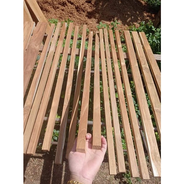 ไม้สัก รีดไสทั้ง4ด้าน กว้าง2.5 หนา2.5ซ.ม ยาว1เมตร