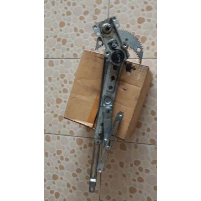 เฟืองยกกระจกประตูหน้าขวารุ่นมือหมุนMAZDA 626 GLX-LX ปี82-86 ราคา 1000฿