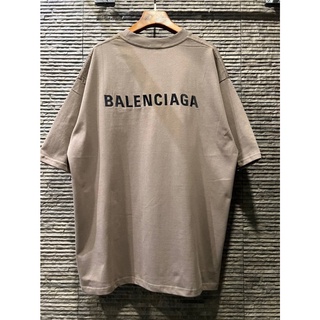 BALENCIAGA MEDIUM FIT BACK LOGO PRINT T-SHIRT IN TAN เสื้อยืดคอกลมแขนสั้น แบรนด์บาลองเซียก้า สกรีนตัวหนังสือ