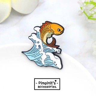 📬 พร้อมส่ง : 🐠 เข็มกลัดลายปลาคาร์พกระโจนคลื่นทะเล | Carp Leaping On The Sea Wave Enamel Brooch Pin.