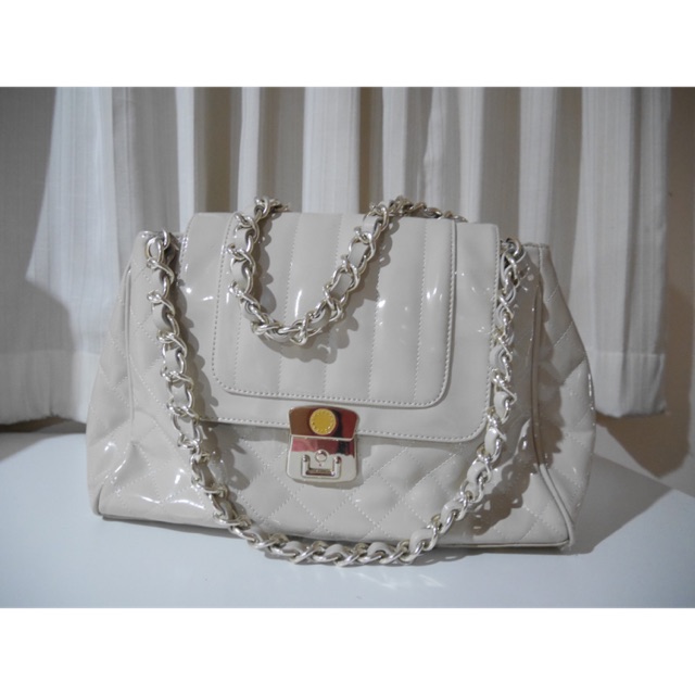 กระเป๋าChales&Keithสีครีม ใช้ไม่กี่ครั้ง มีรอยนิดเดียว