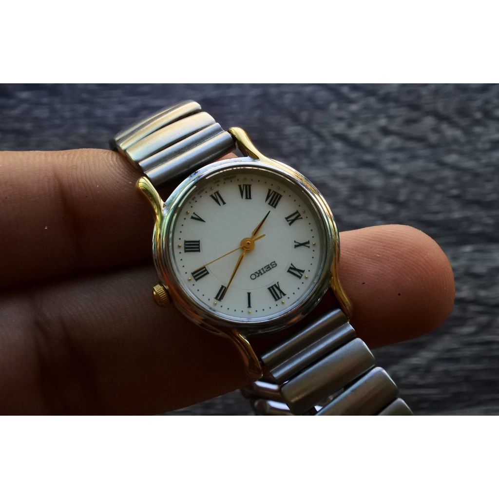 นาฬิกา Vintage มือสองญี่ปุ่น Seiko JDM 1N01-0BX0 Quartz หน้าปัดเลขโรมัน Unisex สภาพดี ใช้งานได้ปกติ สายสแตนเลสยืดได้