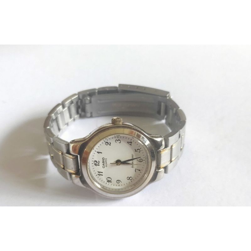 นาฬิกาแบรนด์เนม casio หน้าปัดสีขาวสายสแตนเลส 2 ของแท้มือสองสภาพใหม่