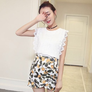 เสื้อแฟชั่น แขนกุด คอกลม แต่งด้วยผ้าลูกไม้ สีขาว