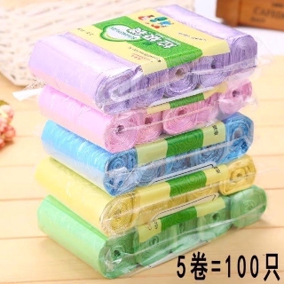 ถุงขยะ พกพา ถุงขยะม้วนแพค 100 ใบขนาด 45×50 (รวมสี คือร้านสุ่มสีให้ ในแพคเป็นสีเดียวกันทั้งห้าม้วน) [CC]