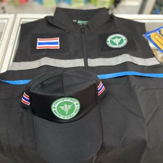 เสื้อกั๊ก สีดำ มี แถบหน้าหลัง ติดเครื่องหมาย ธงชาติ  เครื่องหมายกระทรวง ด้านหน้าหลัง พร้อมหมวก 1 ใบ