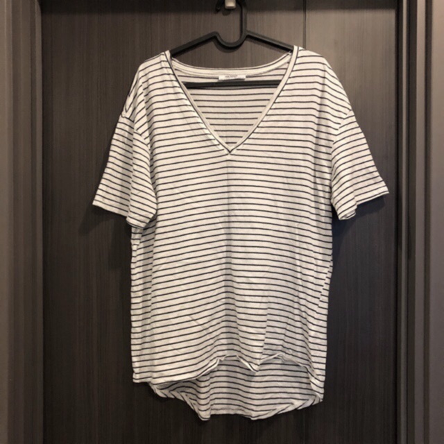 ZARA เสื้อยืดลายขวาง คอวี ไซส์ M