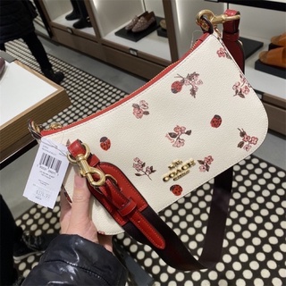 👑ผ่อน0%แท้100%👑 กระเป๋าสะพาย JES BAGUETTE WITH LADYBUG FLORAL PRINT (COACH C7973)