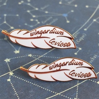 เข็มกลัด รูปตัวอักษร Wingardium Leviosa Magic Feather Pin เหมาะกับของขวัญ สําหรับแฟนแม่มด