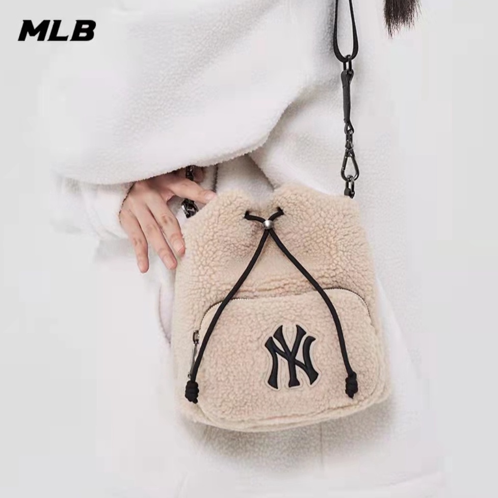 📢 พร้อมส่ง 🌈ของแท้💯% MLB FLEECE BUCKET BAG กระเป๋าถือขนแกะ กระเป๋าสะพายข้างNY