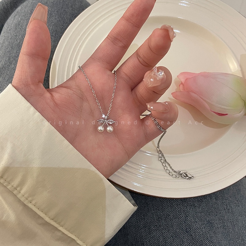 เครื่องประดับ สร้อยคอ จี้รูปลูกศร หัวใจ หมี ดอกไม้ เชอร์รี่ ดาว ผีเสื้อ ประดับเพทายเทียม และไข่มุก และพลอยเทียม สไตล์เกาหลี แฟชั่นสําหรับผู้หญิง