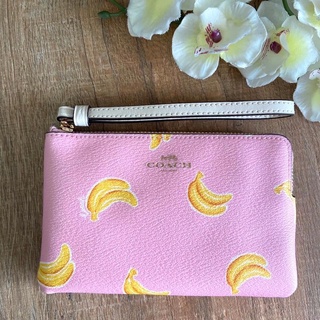 พร้อมส่ง แท้ 🇺🇸 100% New Coach คล้องมือ 1 ซิป S รุ่น CORNER ZIP WRISTLET WITH BANANA PRINT (COACH 3285) IM/PINK