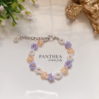 Pantheadesign สร้อยข้อมือลูกปัดดอกไม้ สีพาสเทลโทนขาวม่วงทอง