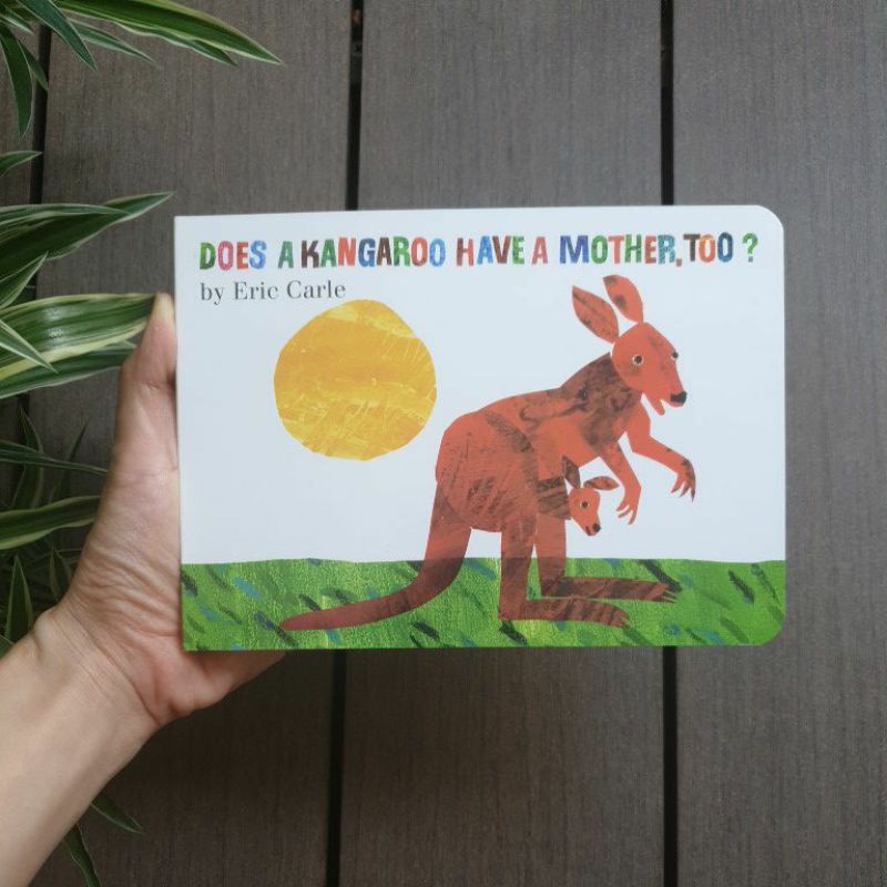 จิงโจ้แม่เกินไป โดย Eric Carle (Board Book)