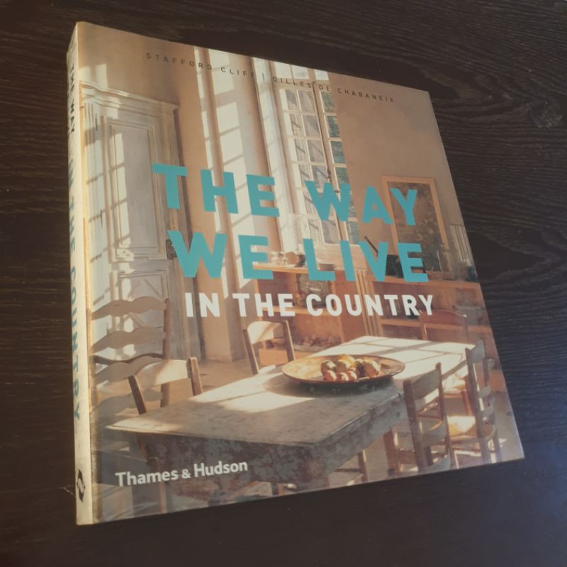*used*Eng. text book*หนังสือภาพบรรยายด้วยคำอังกฤษ* THE WAY WE LIVE IN THE COUNTRY by Thames &amp; Hudson