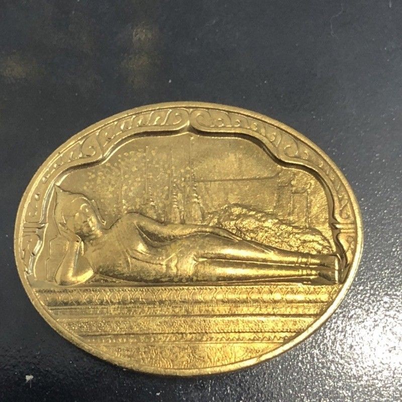เหรียญสะสมพระนอนที่ระลึก 5 รอบร9 5 ธันวาคม ปี 2530 เนื้อทองเหลือง สภาพแทบไม่ผ่านการใช้งาน สวยชัดตามรูป