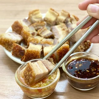 หมูกรอบ อบ ไม่มีไขมันทรานส์ เนื้อนุ่ม หนังกรอบ by หมูกรอบ SNOOK (ขนาด 200g)