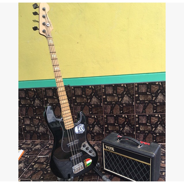 squier bass jazz77 พร้อมamp vox parthfinder bass10