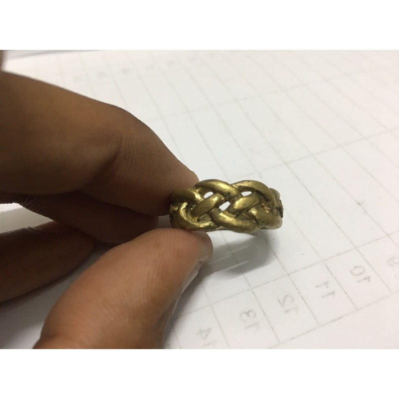 แหวนไอ้ไข่เด็กวัดเจดีย์รุ่นไตรมาส53 ลายพิรอด ขนาด18มิล เนื้อทองเหลือง ตอกโค๊ตชัดเจน สภาพตามรูป