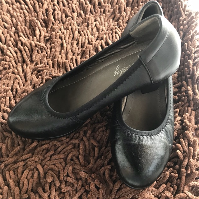 รองเท้าคัชชู สีดำ หนังนิ่ม ส้นสูง 2นิ้ว เบอร์ 37 วัดด้านใน 23 cm. พื้นนิ่ม ใส่สบาย ไม่กัดส้นเท้า สภาพ 70% มือ1-600