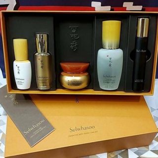 Sulwhasoo signature anti aging care kit 

ชุดต่อต้านริ้วรอย 
5 items