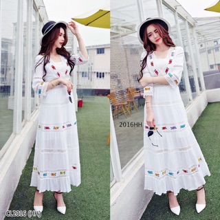 Maxidress คอวีแหวกลึกสีขาวแต่งลายน่ารัก