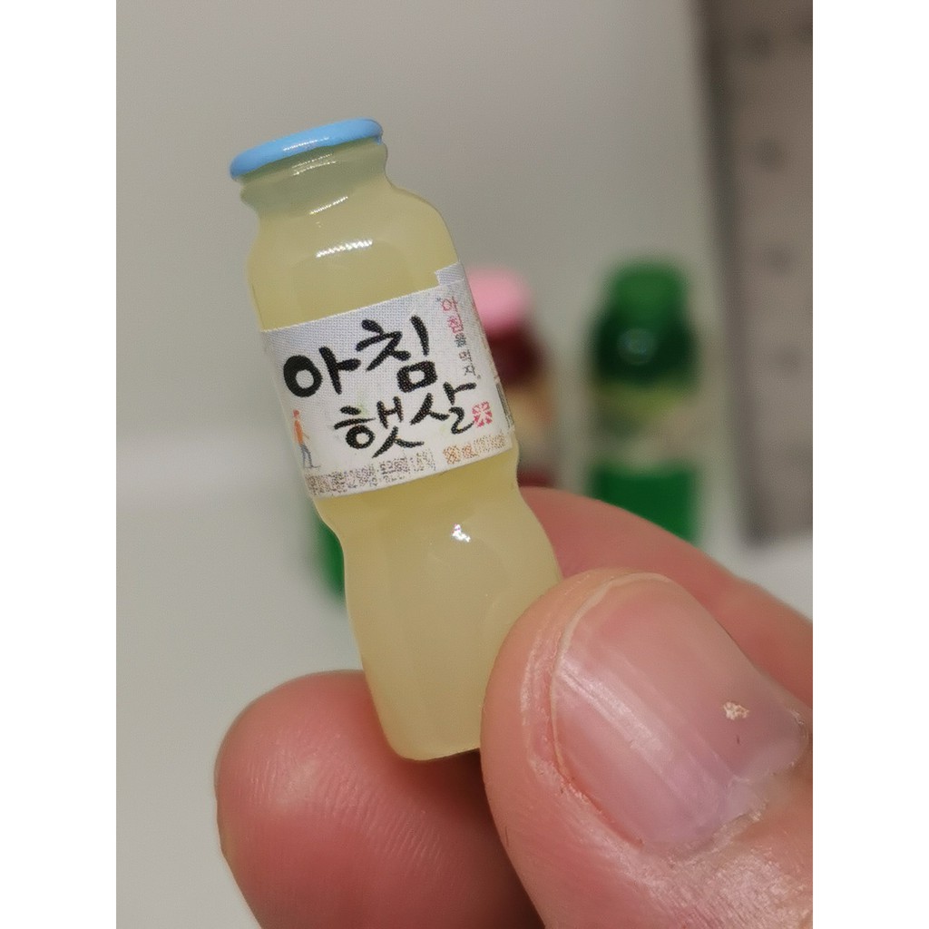 ขวดน้ำผลไม้จิ๋ว เครื่องดื่ม (มี 6 รสชาติ) ขวดจิ๋ว Dollhouse ของตกแต่ง