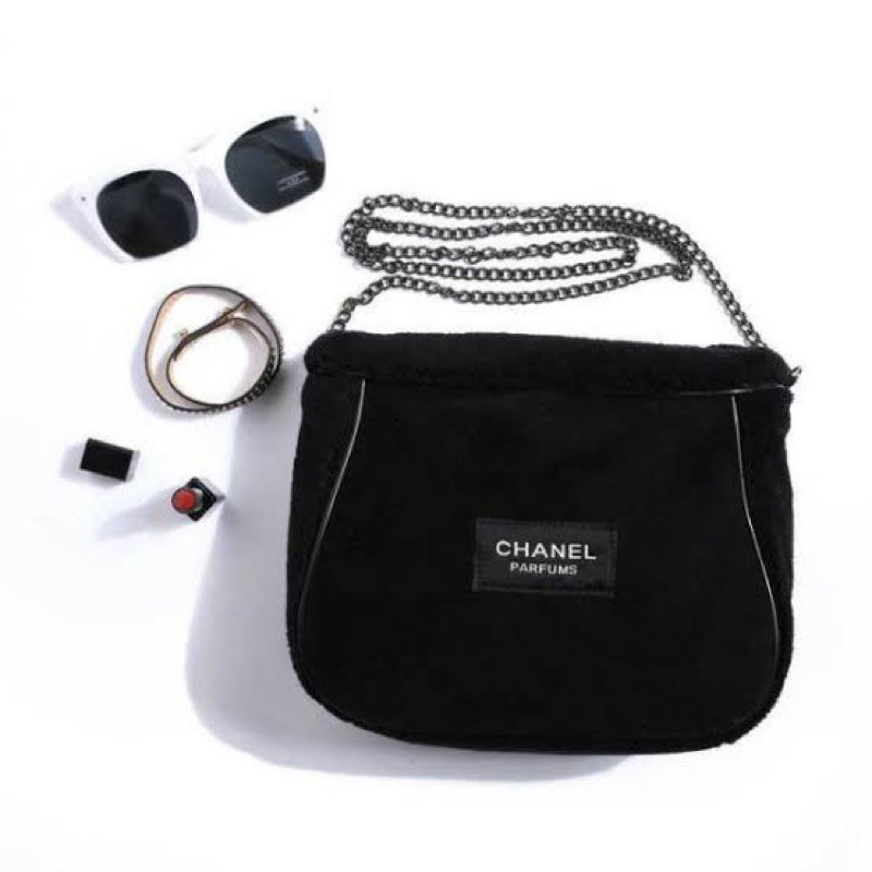 CHANEL Beaute VIP Gift Shoulder Bag  กระเป๋าสะพาย ขนสีดำจาก เคาท์เตอร์ CHANEL Beaute