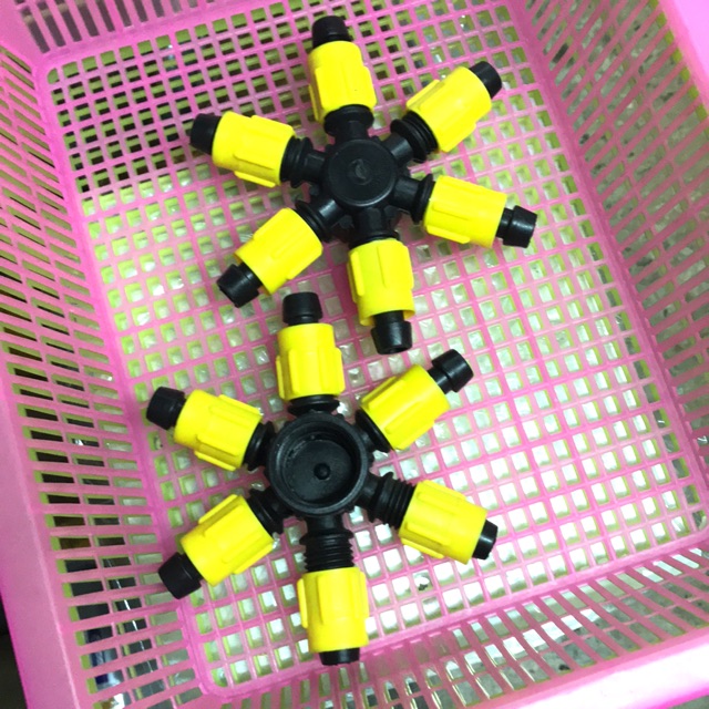 หกทาง 1 นิ้ว + เกลียวล็อค หัวแมงมุม สำหรับต่อเทปน้ำหยด สายpe (สีเหลือง) จำนวน 1 ตัว