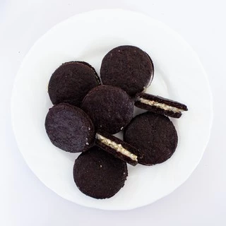 คุกกี้แซนวิชรสดาร์กช็อกโกแลต สอดไส้ครีม Clean sandwiches cookies ขนมคลีน แคลอรี่ต่ำ (กล่อง)