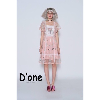 D’One : งานป้ายบน เดรสพิมพ์ลายที่อก ช่วงเอวเข้ารูป กระโปรงพอง ทำจากผ้าตาข่ายปักลายดอกไม้ทั้งตัว