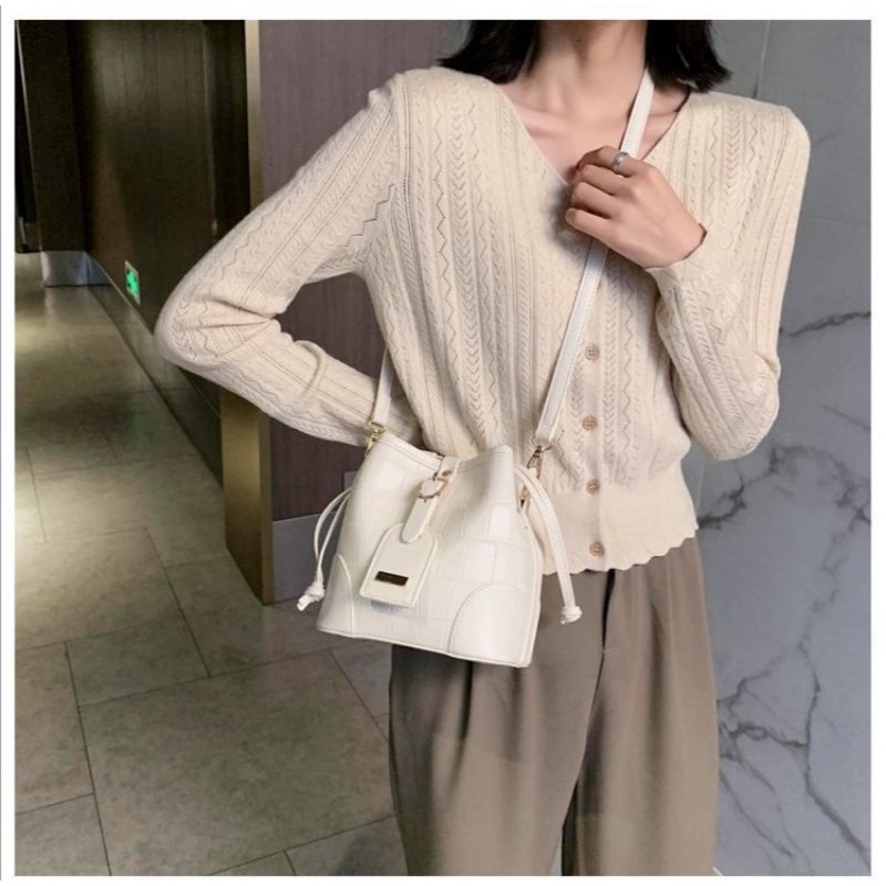 [พร้อมส่ง]​010-กระเป๋าสะพายข้าง ทรงขนมจีบ​ หนังpu <คลิปถ่ายจากงานจริง>