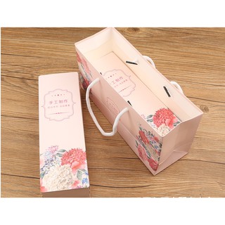 (กรอกโค้ด JULY77 รับส่วนลด 40% สูงสุด 80 บาท)กล่องขนมทรงยาว 2 ใบ + ถุง ลายเดียวกัน เซตละ 38฿