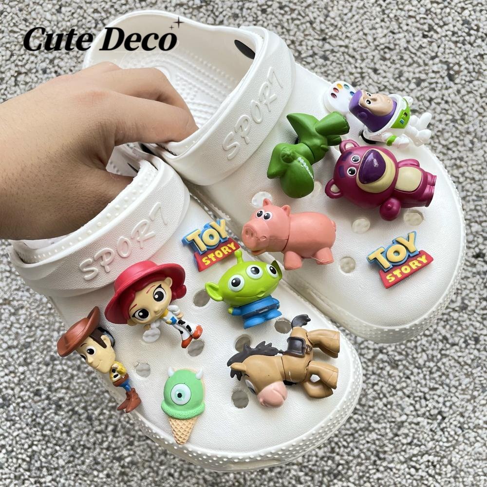 【 Cute Deco 】การ์ตูน Toy Story (13 แบบ) สตรอเบอร์รี่ หมี / Buzz Lightyear / สาวสวย เสน่ห์ ปุ่ม Crocs / น่ารัก Jibbitz Croc รองเท้า DIY / วัสดุเรซิน เสน่ห์ สําหรับ DIY