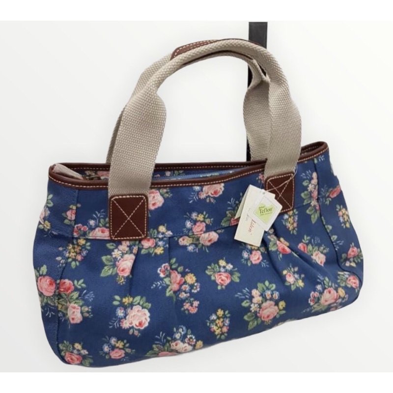 กระเป๋า Cath Kidston สีน้ำเงินลายดอกไม้ ผ้าเคลือบเทฟลอนกันน้ำ**ใหม่&amp;ของแท้จาก shop ที่อังกฤษ**