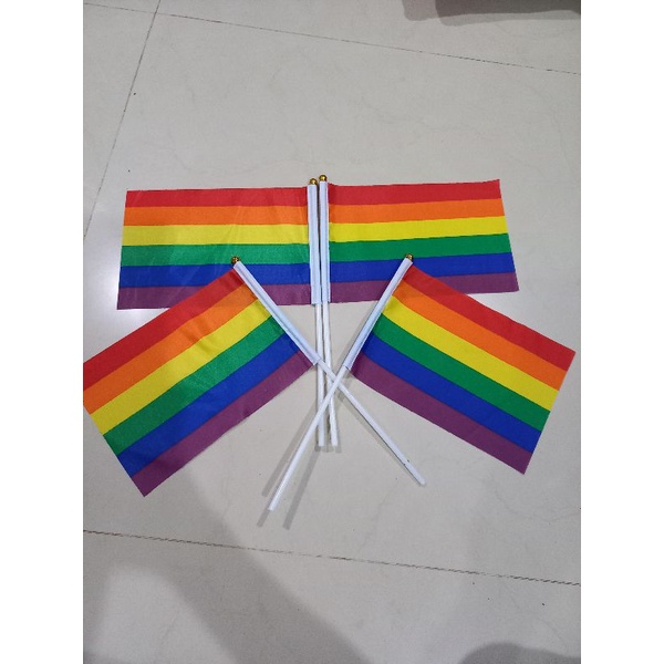 ธงสีรุ้งผืนเล็กมีด้ามจับ ขนาด 14 × 19 cm.