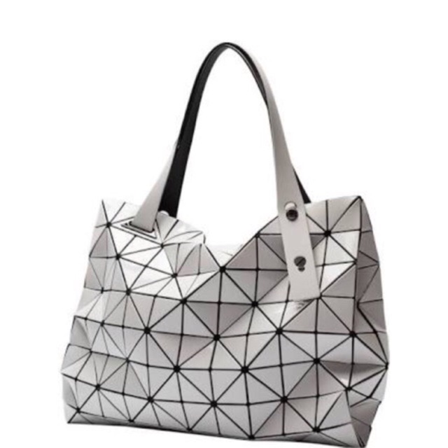 กระเป๋า Bao Bao Issey Miyake CARTON T GLOSS SHOULDER ของแท้(Used สภาพ90%)สีLight Gray ปี 2017 SOLD O