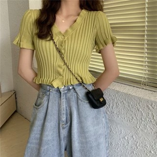 Cicishop(8249) เสื้อครอปทรงมินิมอล แต่งกระดุมหน้าแต่ระบ่ายน่ารักมาก ผ้าไหมพรม