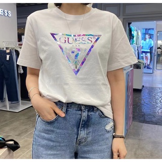 Guess ใหม่ เสื้อยืดแขนสั้น พิมพ์ลายโลโก้ ทรงสามเหลี่ยม สไตล์คลาสสิก