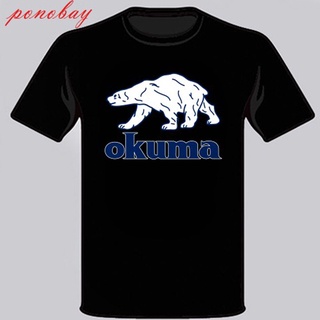 [S-5XL]เสื้อยืดลําลอง แขนสั้น พิมพ์ลายโลโก้ Okuma สีดํา สําหรับผู้ชาย ไซซ์ S - 3 806808