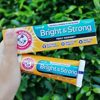 ยาสีฟัน สูตรเพื่อฟันขาวและแข็งแรง Bright &amp; Strong Truly Radiant™ Toothpaste, Crisp Mint 121g (Arm &amp; Hammer™)