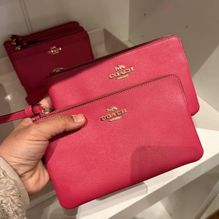 พร้อมส่ง แท้ 🇺🇸💯% New Coach คล้องมือ 1 ซิป L LARGE CORNER ZIP WRISTLET (COACH 3888) สีชมพู