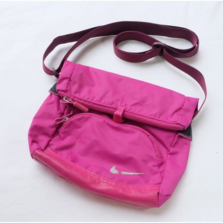 Nike กว้าง 9 นิ้ว ยาว 10 นิ้ว สีบานเย็น มือสอง ของแท้