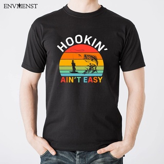 เสื้อยืดผ้าฝ้ายพรีเมี่ยม เสื้อยืดลําลอง ผ้าฝ้าย 100% พิมพ์ลายกราฟฟิค Hookin Aint Easy Fisherman สไตล์วินเทจ สําหรับผู้