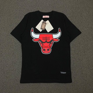 เสื้อยืดพิมพ์ลาย MITCHELL &amp; NESS CHICAGO BULLS JORDAN LOGO สีดํา